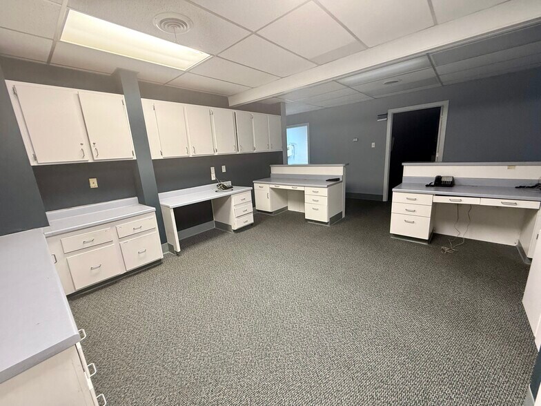 More Photos Of 170 8th St SE, Paris Office For Sale