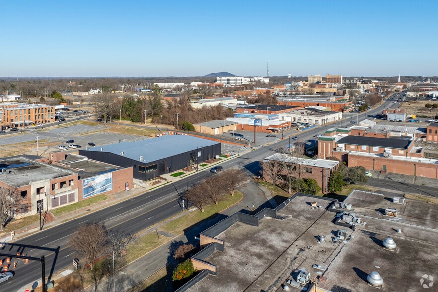 More Photos Of 618 Franklin Blvd, Gastonia Flex For Lease