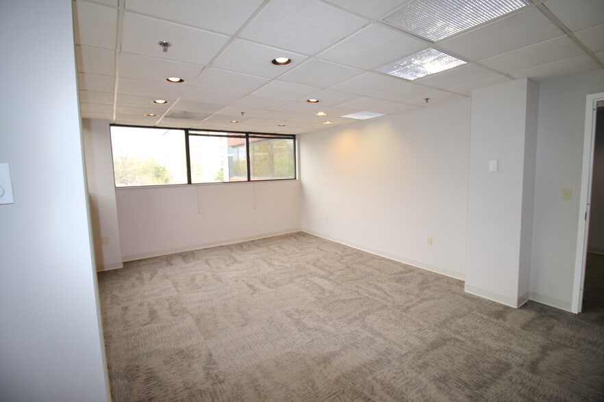 More Photos Of 21495 Ridgetop Cir, Sterling Medical For Lease