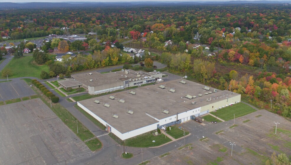 More Photos Of 92 Deerfield Rd, Windsor Unknown For Lease