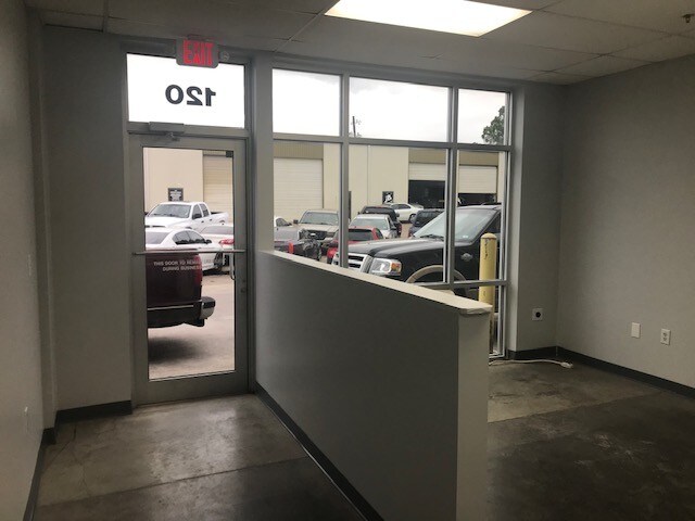 More Photos Of 307 N Rogers Rd, Irving Warehouse For Lease