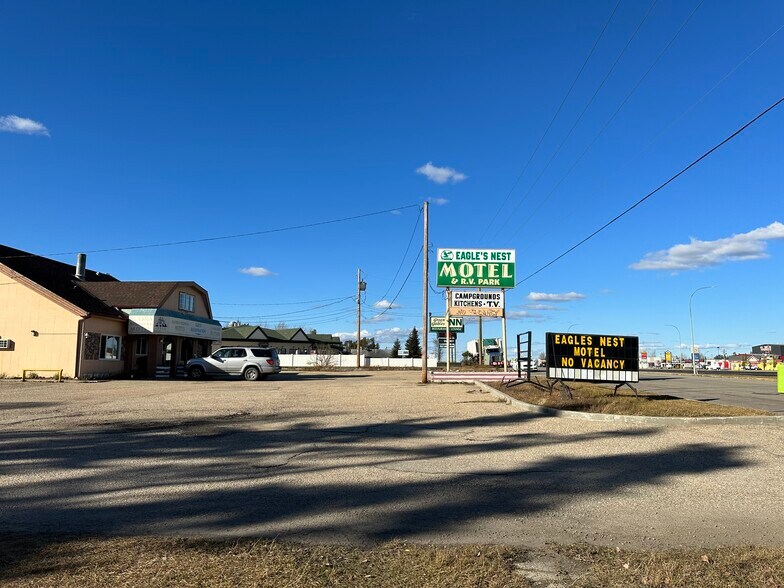 More Photos Of 3515 Caxton St, Whitecourt Hotel For Lease