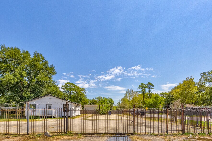 More Photos Of 8002-8004 Homestead, Houston Freestanding For Sale