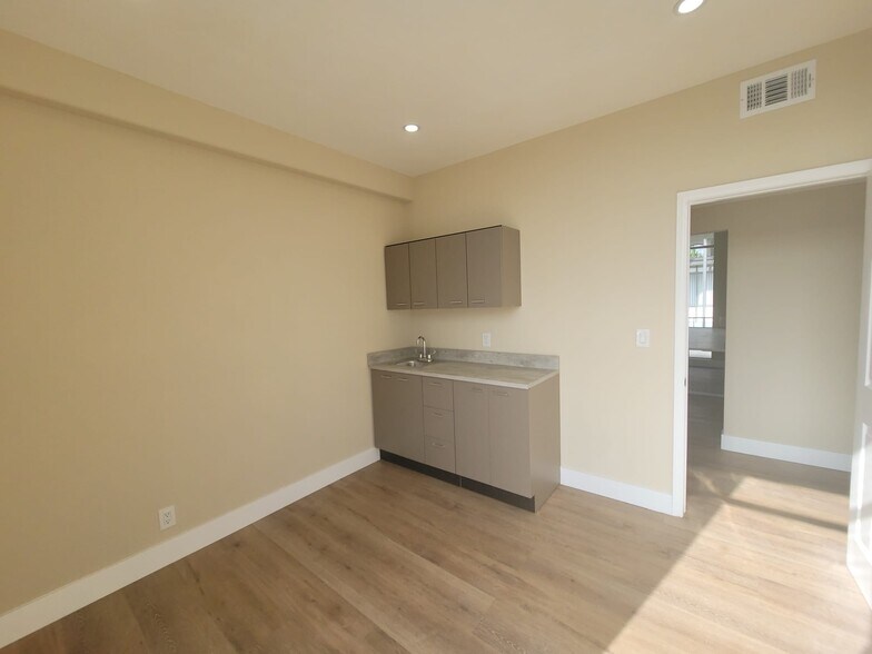 More Photos Of 3840 Woodruff Ave, Long Beach Medical For Lease