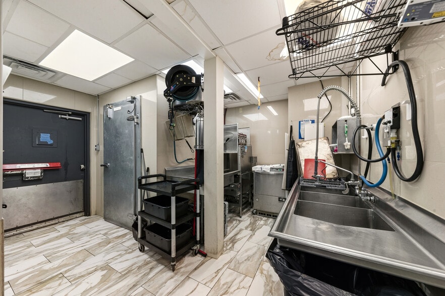 More Photos Of 320 W College St, Pulaski Fast Food For Sale