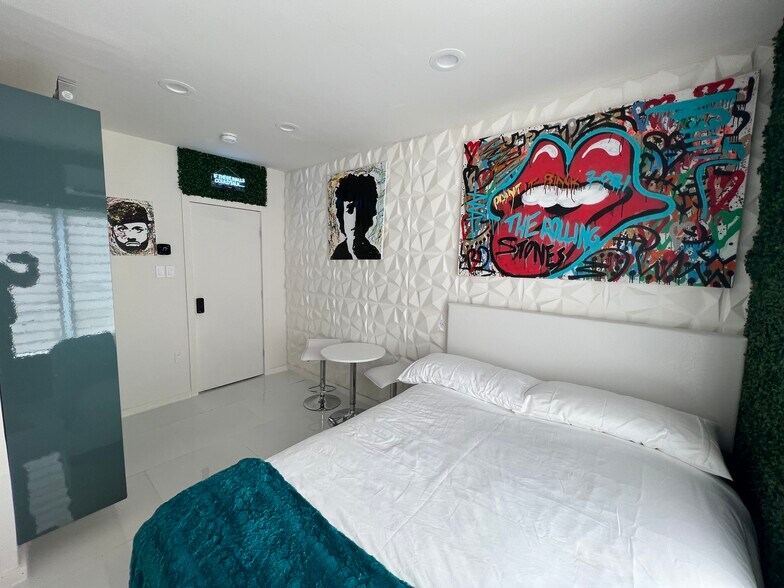 More Photos Of 1829 Fillmore St, Hollywood Hotel For Sale