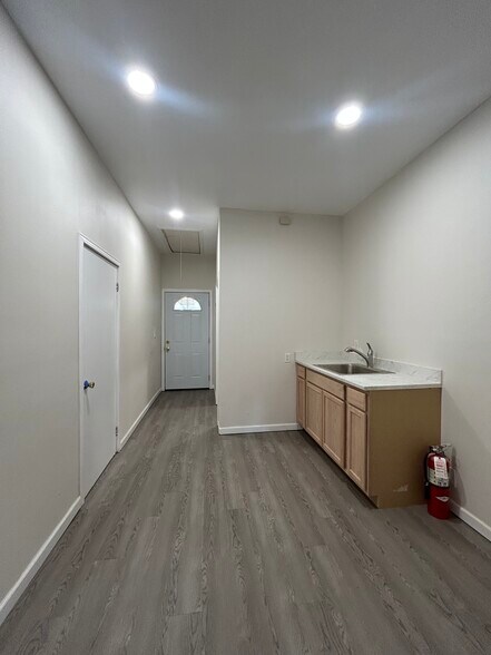 More Photos Of 420 W 19th St, Houston General Retail For Lease