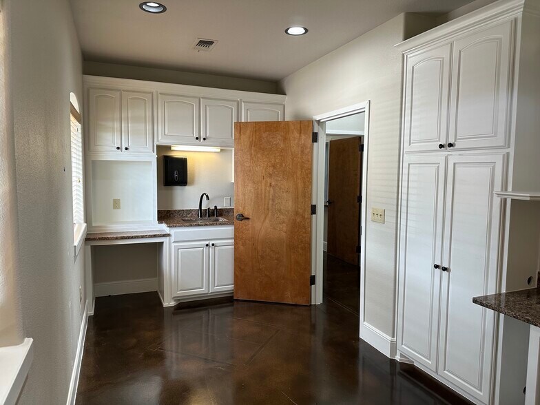 More Photos Of 3120 Medpark Dr, Denton Medical For Sale