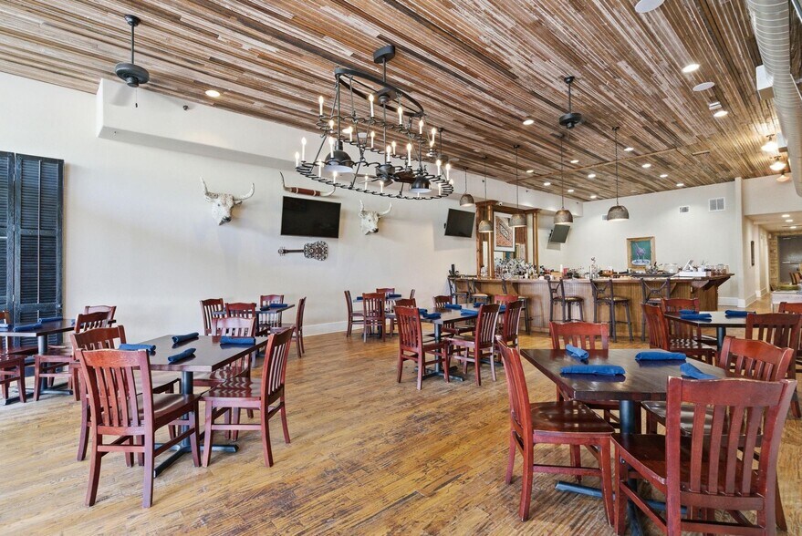 More Photos Of 103 N Pecan St, Hico Hotel For Sale