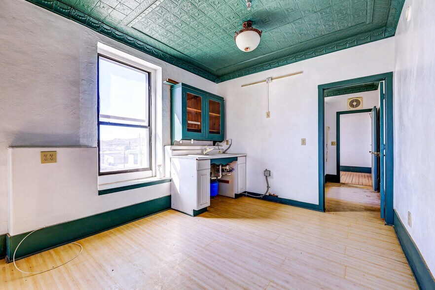 More Photos Of 313 E Andy Devine Ave, Kingman Storefront For Sale