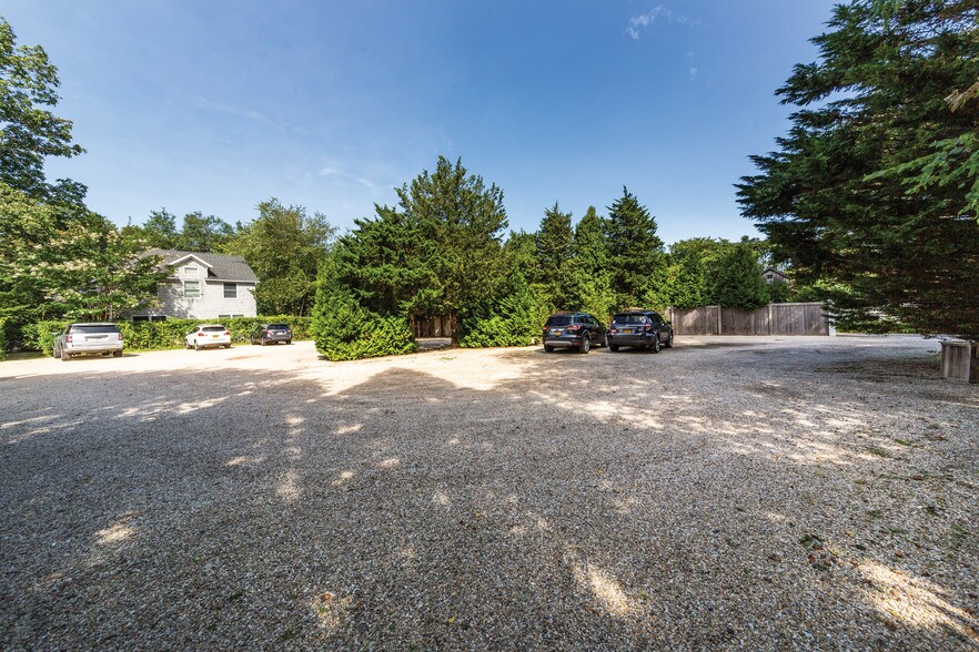 More Photos Of 31 N Main St, East Hampton Hospitality For Sale