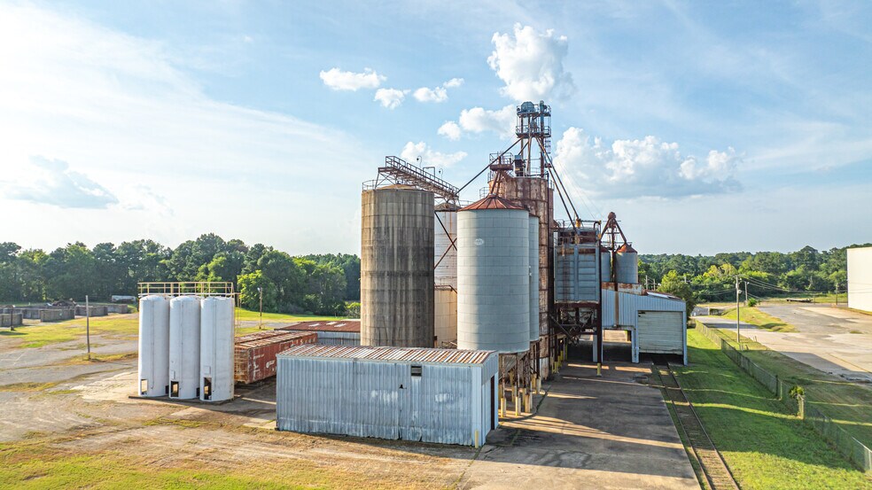 More Photos Of 220 Progress Blvd, Longview Warehouse For Lease