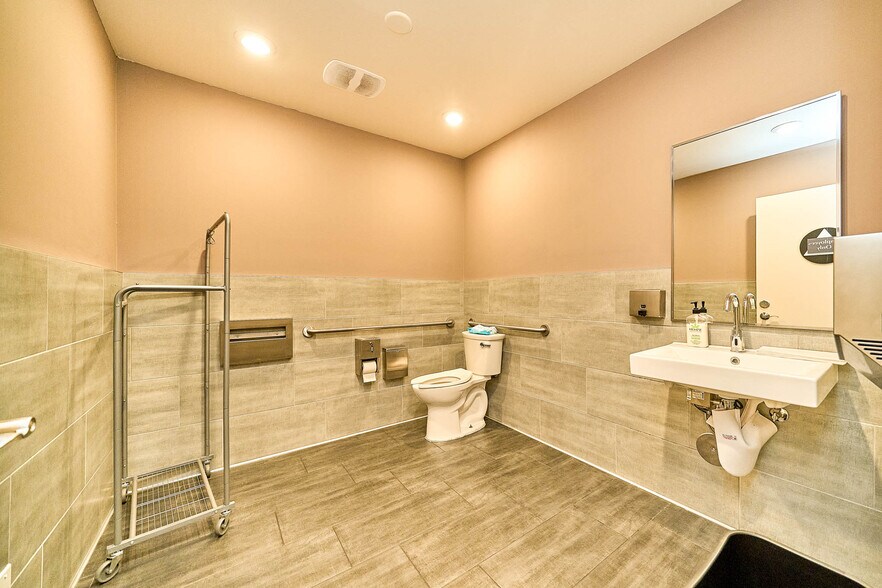 More Photos Of 852 S Robertson Blvd, Los Angeles Medical For Lease