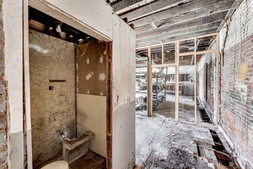 More Photos Of 504 W Commercial St, Springfield Storefront Retail Office For Sale