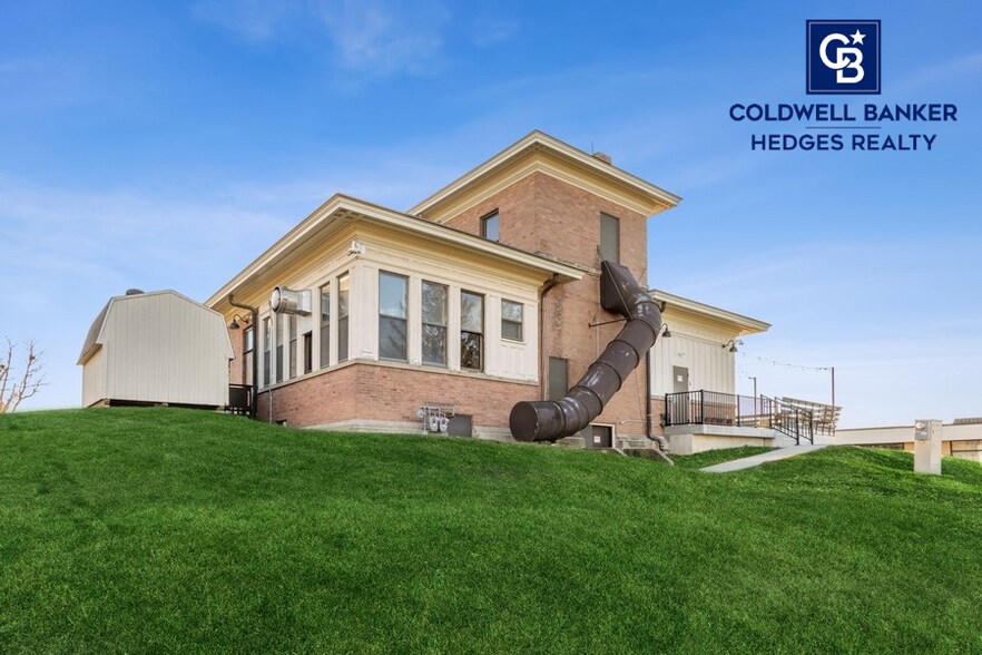 More Photos Of 916 W 9th St, Vinton Specialty For Sale