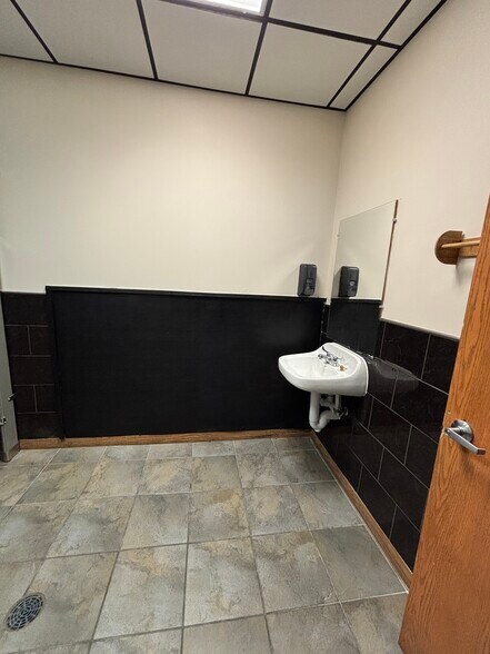More Photos Of 4916 Illinois Rd, Fort Wayne Unknown For Lease
