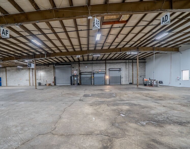 More Photos Of 55 Woodridge Dr, Amherst Manufacturing For Lease