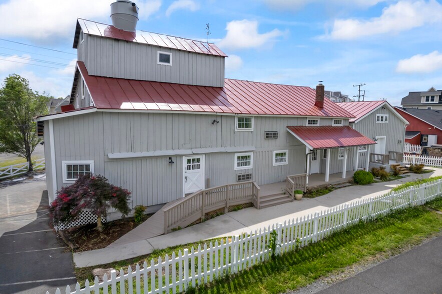 More Photos Of 20704 Ashburn Rd, Ashburn Unknown For Lease