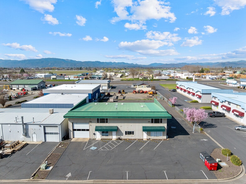More Photos Of 6062-6068 Crater Lake Ave, Central Point Warehouse For Sale