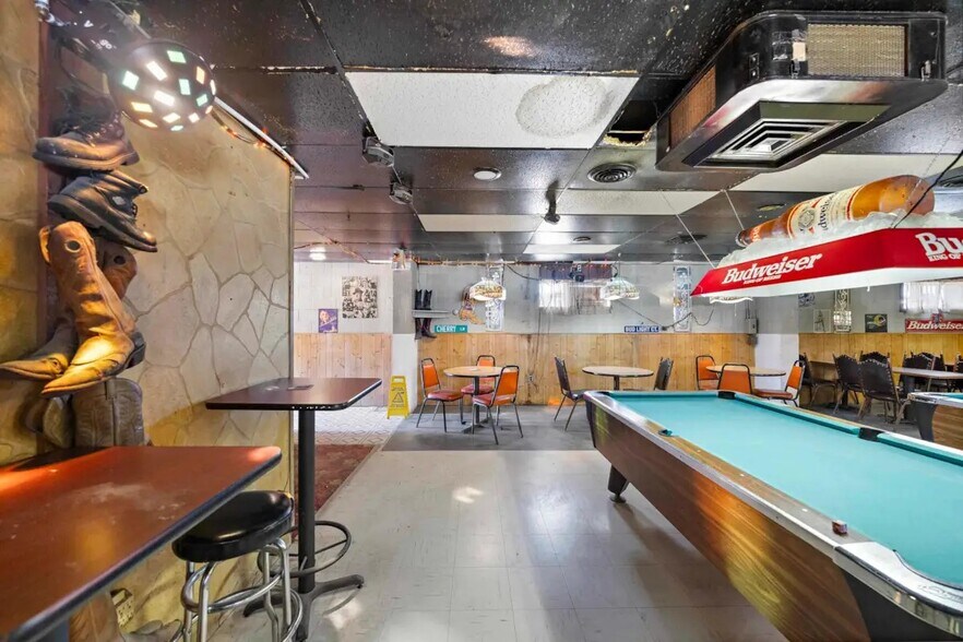 More Photos Of 2106 E 4th Ave, Hutchinson Storefront For Sale