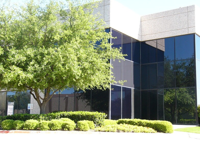 More Photos Of 3000-3080 Story Rd W, Irving Showroom For Lease