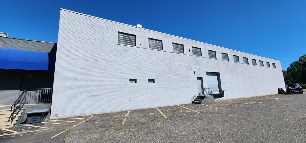 More Photos Of 195 Freight St, Waterbury Bar For Sale