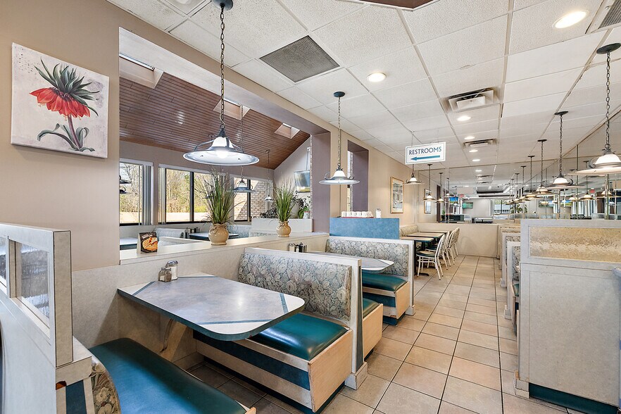 More Photos Of 37116 S Groesbeck Hwy, Clinton Township Restaurant For Sale