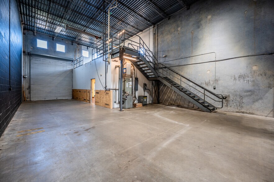 More Photos Of 5750 N Sam Houston Pky E, Houston Warehouse For Lease