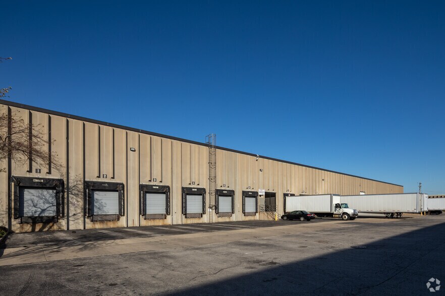More Photos Of 2501-2575 Allan Dr, Elk Grove Village Warehouse For Lease