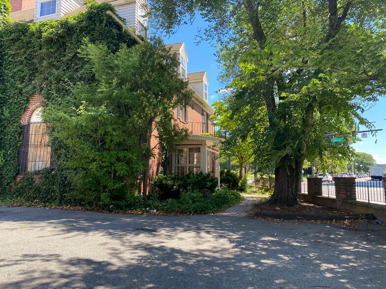 More Photos Of 261 Common St, Lawrence Office For Sale
