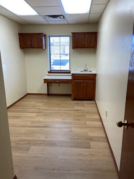 More Photos Of 910 S Bryant Ave, Edmond Medical For Sale