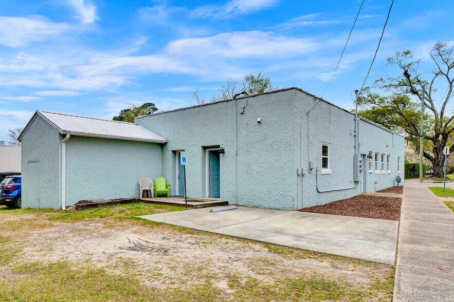 More Photos Of 2020 Princess Place Dr, Wilmington Freestanding For Sale