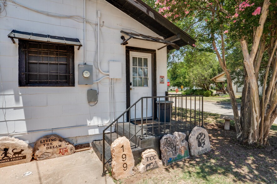 More Photos Of 1601 Kemp Blvd, Wichita Falls Showroom For Lease
