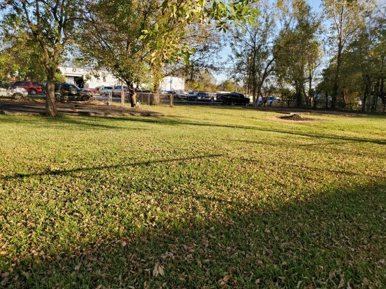 More Photos Of 410 W Canino Rd, Houston Manufacturing For Sale