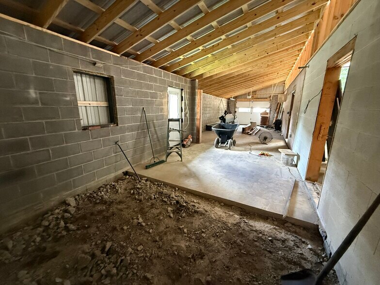More Photos Of 1015 Trenton Ave, Uhrichsville Industrial For Sale