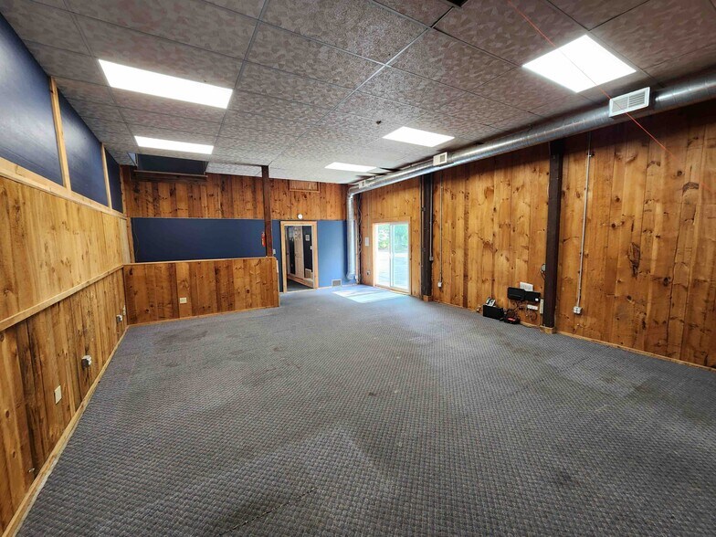 More Photos Of 48-52 Worcester Rd, Sterling Warehouse For Lease