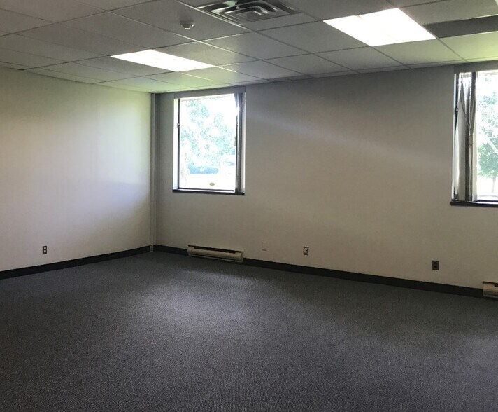 More Photos Of 105 Schneider Rd, Ottawa Flex For Sale