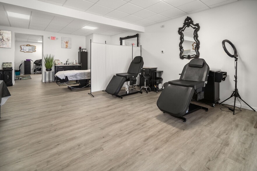 More Photos Of 687 New Loudon Rd, Latham Storefront For Sale