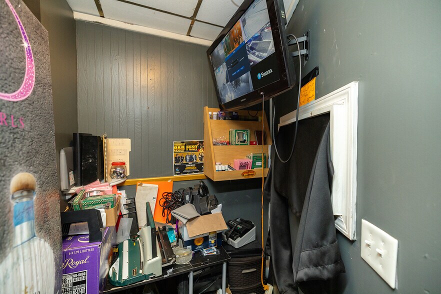 More Photos Of 212 W Harry St, Wichita Bar For Sale