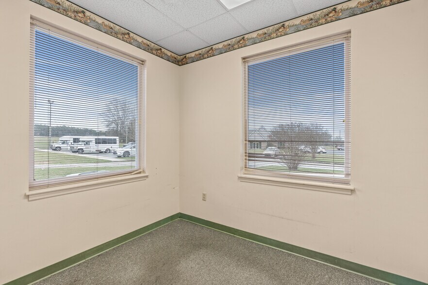 More Photos Of 512 Professional Park Rd, Clinton Medical For Sale