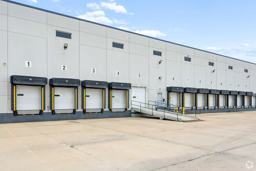 More Photos Of 11101 Franklin Ave, Franklin Park Distribution For Lease