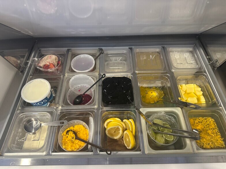 More Photos Of 3066A Hurontario St, Mississauga General Retail For Lease