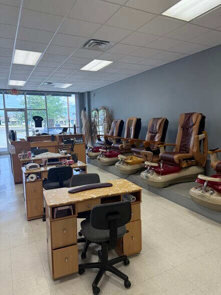 More Photos Of 3138 S Old Missouri Rd, Springdale General Retail For Lease