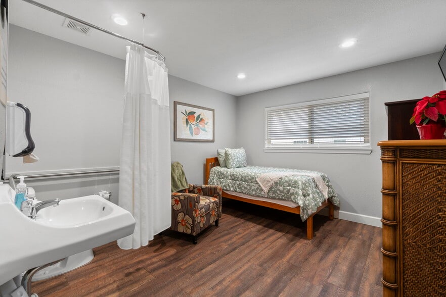 More Photos Of 1930 River Falls Dr, Kingwood Assisted Living For Sale
