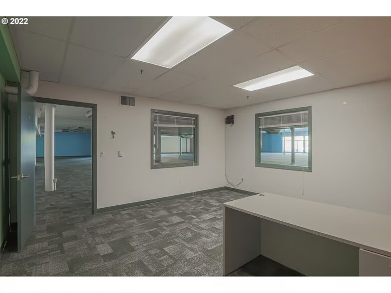 More Photos Of 181 Anderson Ave, Coos Bay Department Store For Sale