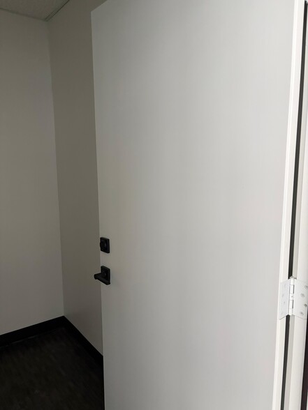 More Photos Of 16313 North Fwy, Houston Distribution For Lease