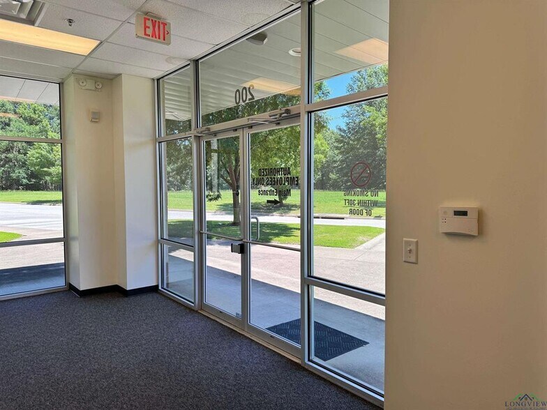 More Photos Of 2002 Synergy Blvd, Kilgore Showroom For Lease