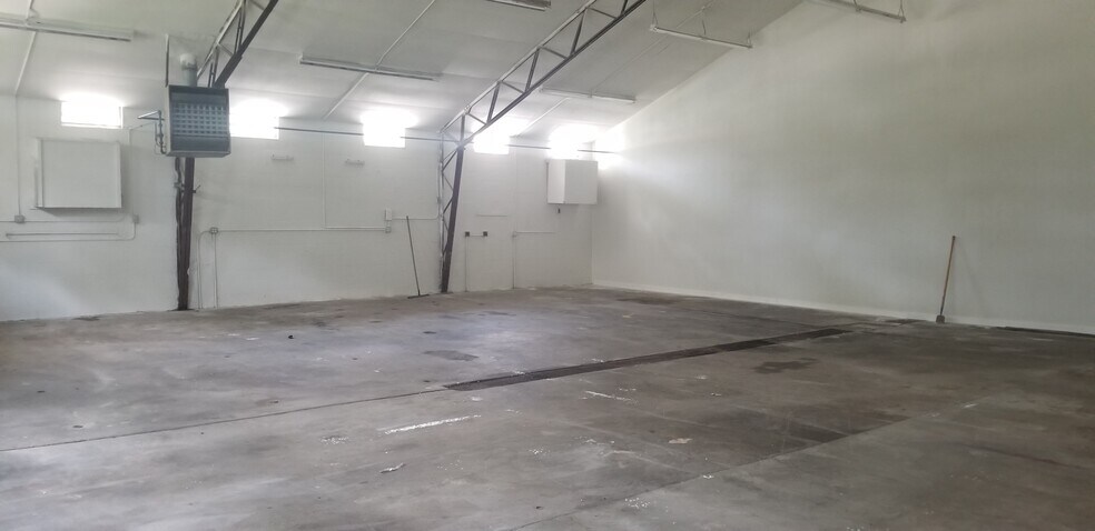 More Photos Of 1257 E Broadway St, Bradley Industrial For Lease