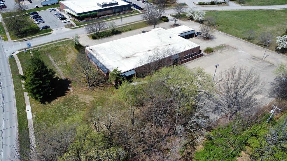 More Photos Of 6200 Main St, Grandview Office For Lease
