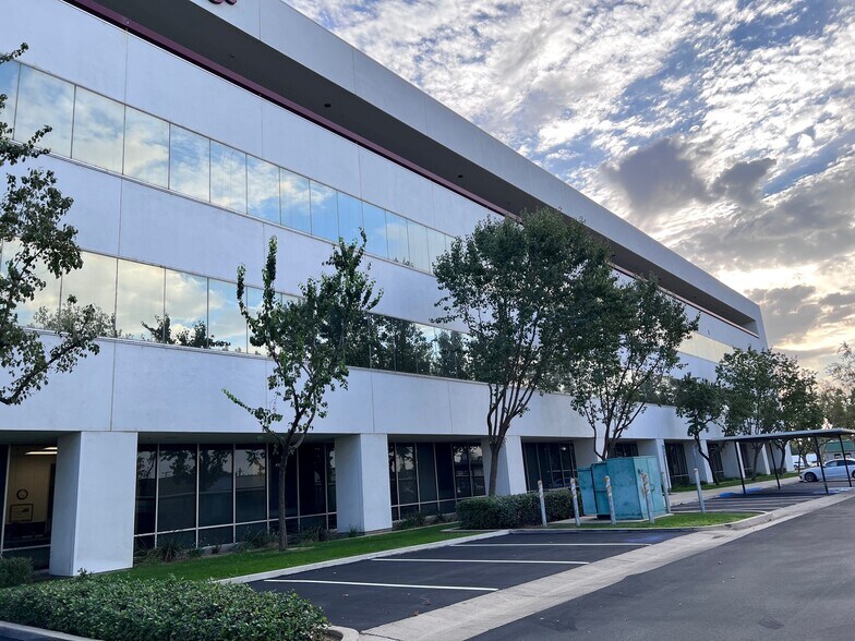 Primary Photo Of 1800 30th St, Bakersfield Office For Lease